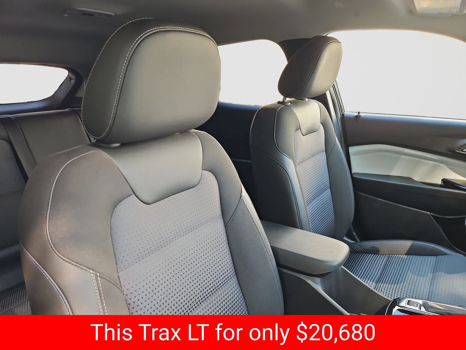 Used 2025 Chevrolet Trax LT FWD image 18
