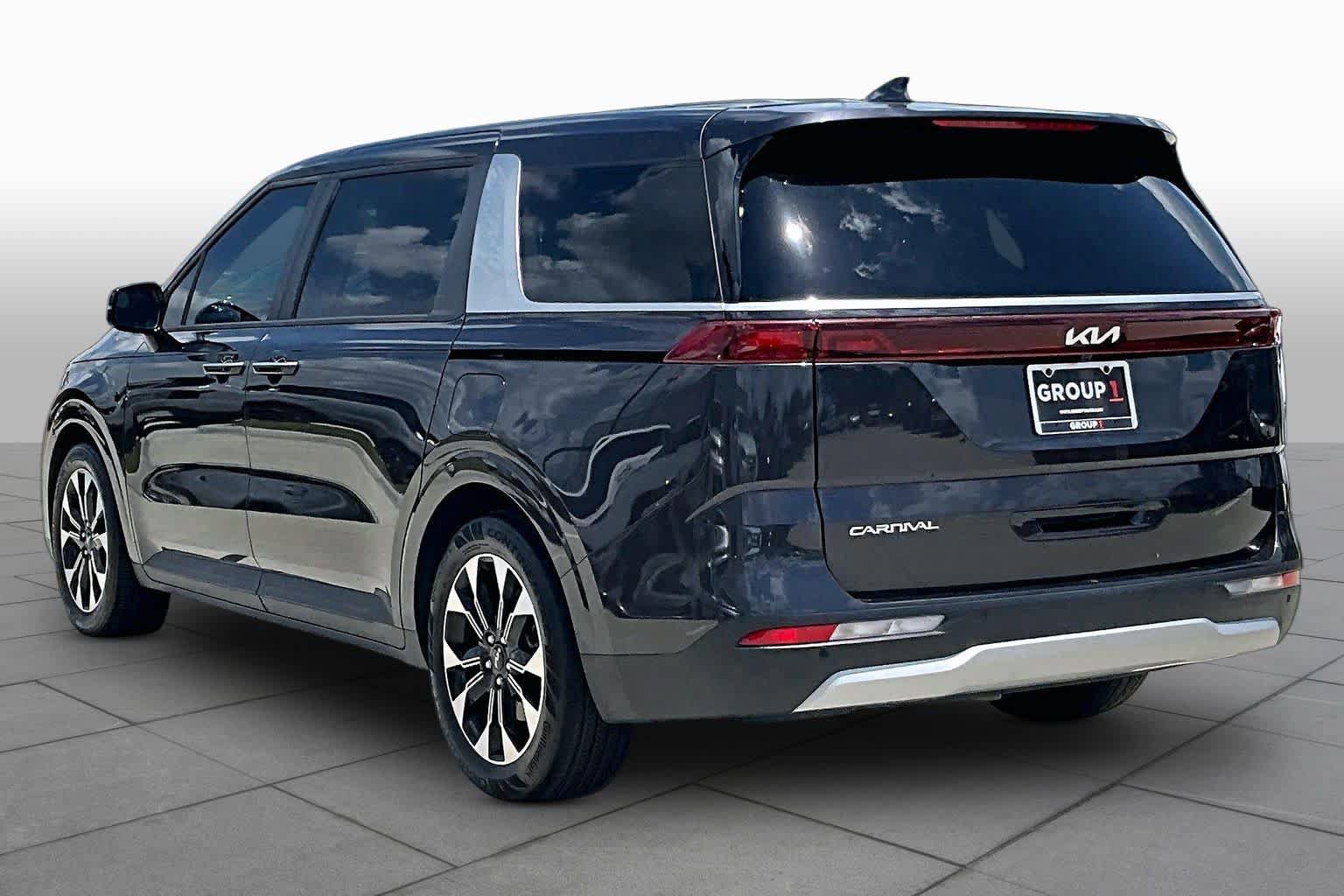 Used 2023 Kia Carnival EX FWD image 11