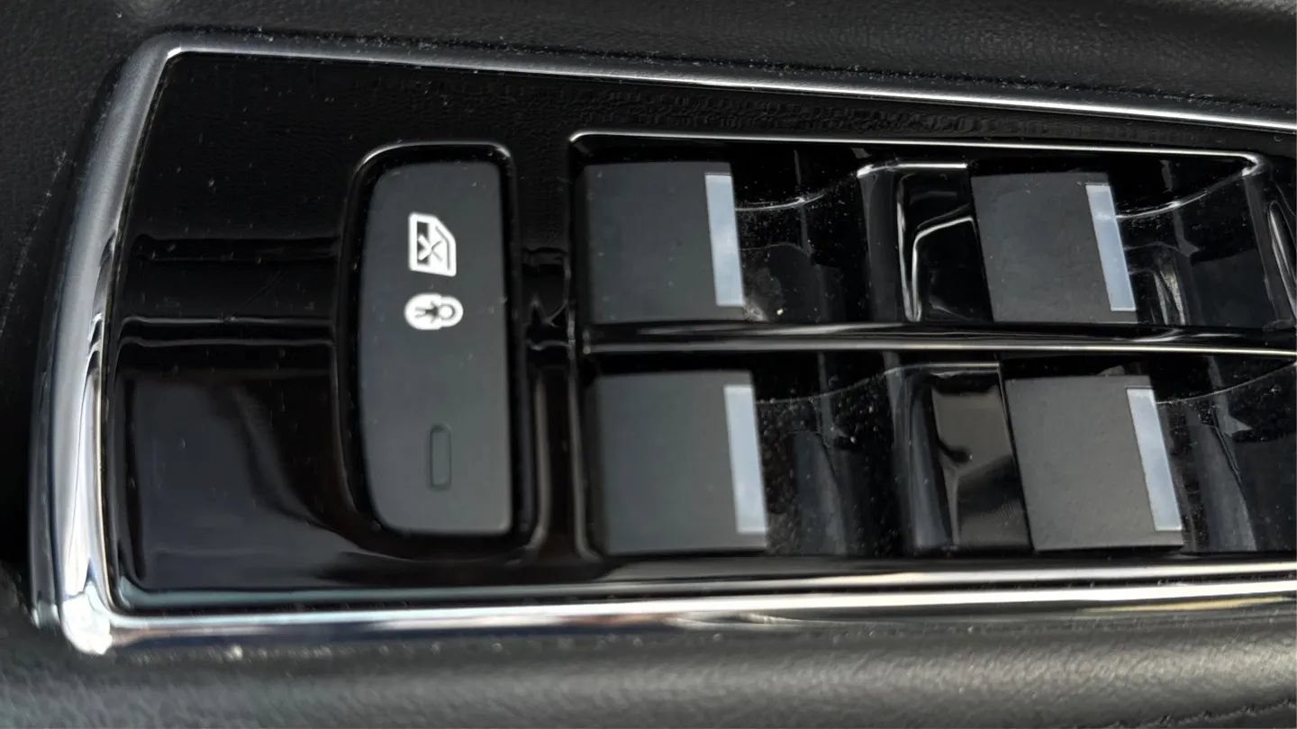 Used 2016 Jaguar XJ R-Sport RWD image 45