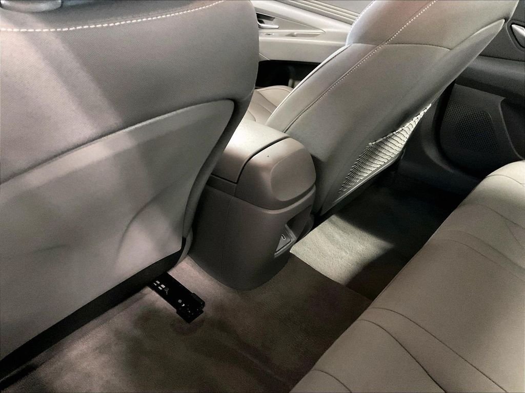 Certified 2025 Hyundai Elantra SEL FWD image 28