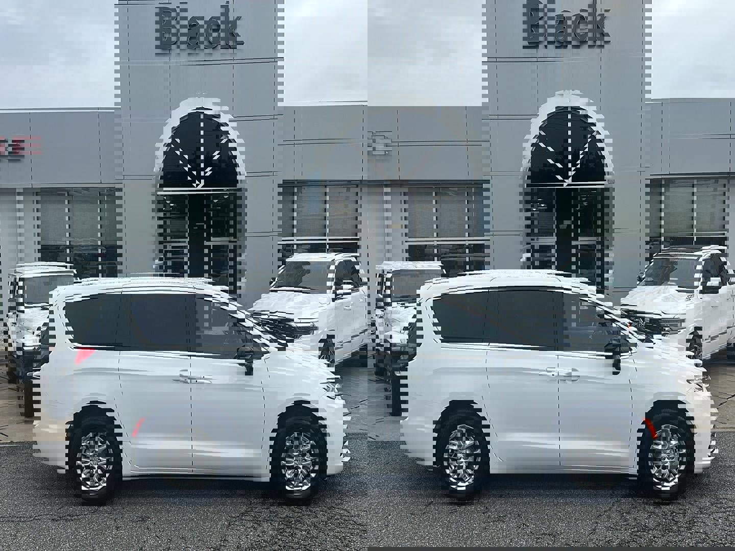 New 2026 Chrysler Pacifica Select image 3