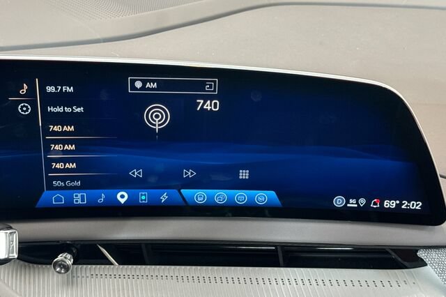Certified 2025 Cadillac Optiq Sport 2 w/ LPO, ONYX Package AWD/4WD image 18