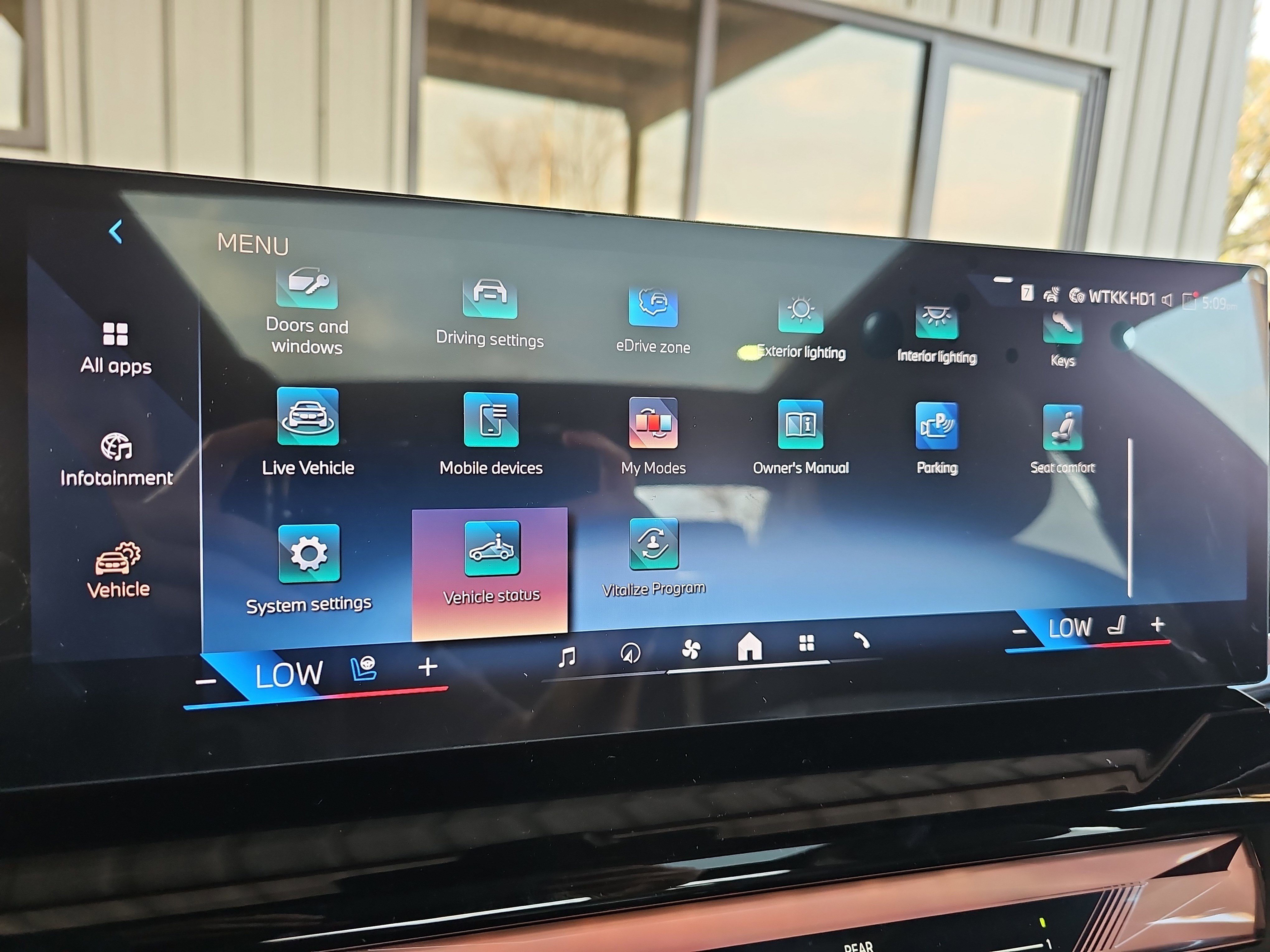 New 2026 BMW 550e xDrive w/ Executive Package image 23