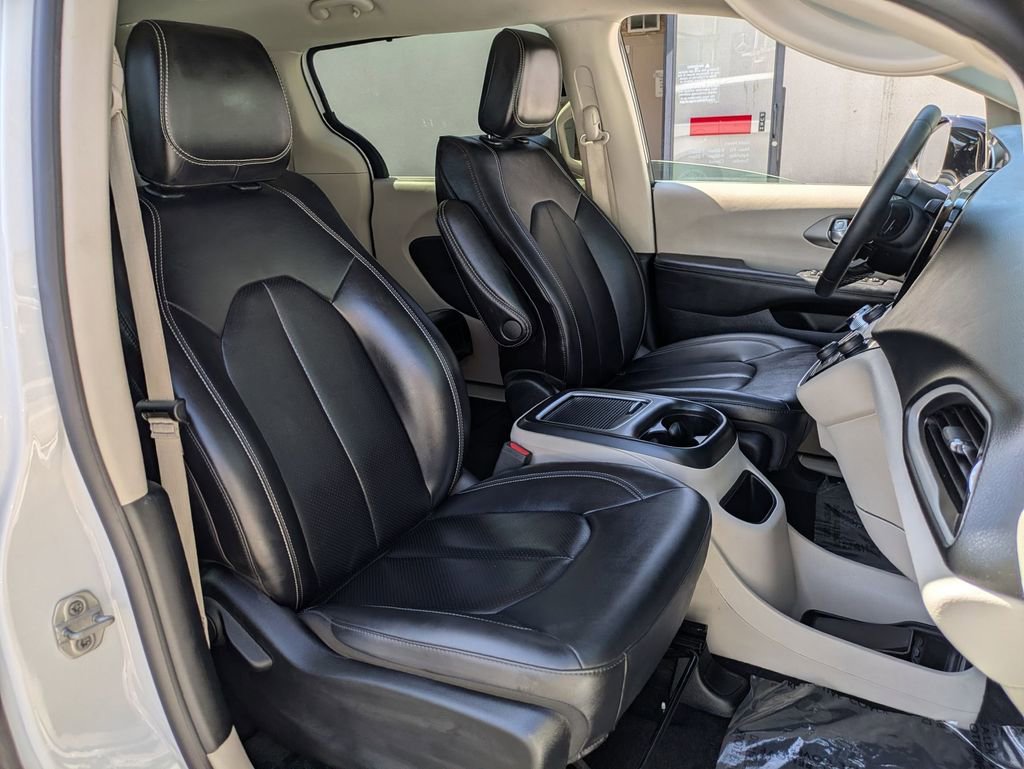 Used 2024 Chrysler Pacifica Touring-L image 29