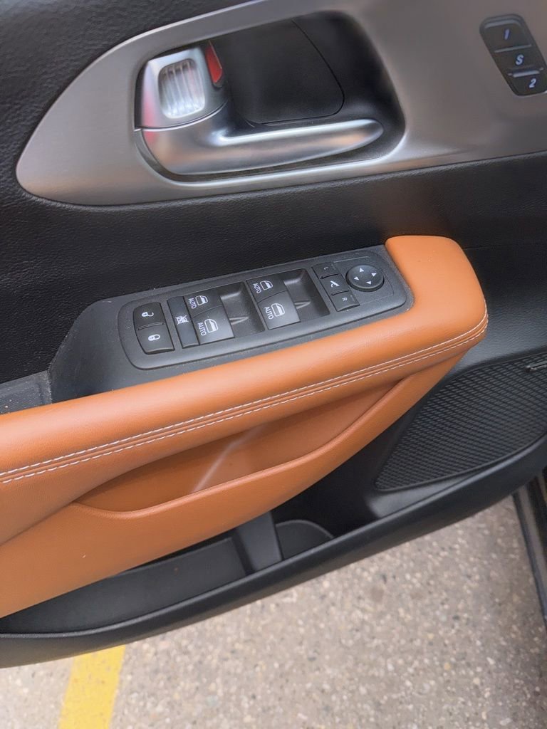 Used 2024 Chrysler Pacifica Pinnacle FWD image 9