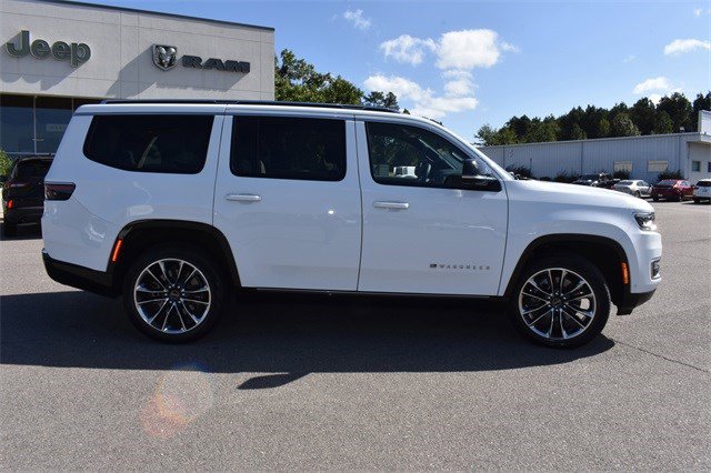 Used 2025 Jeep Wagoneer Series III w/ Premium Group I image 11