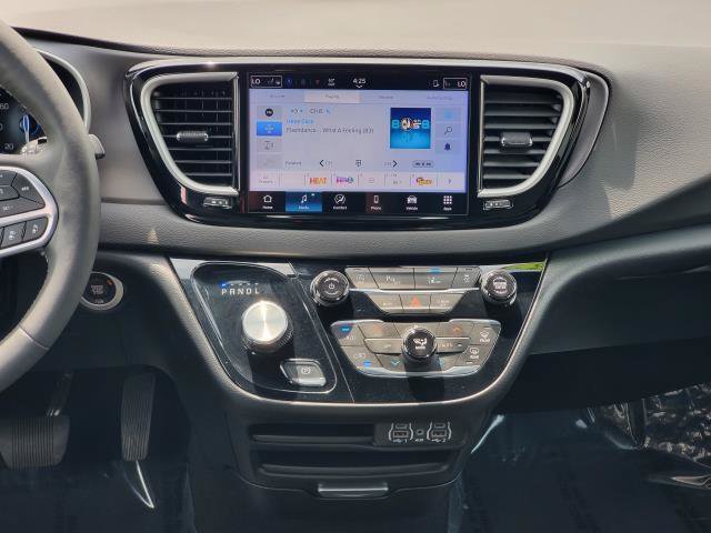 Used 2025 Chrysler Pacifica Select FWD image 23