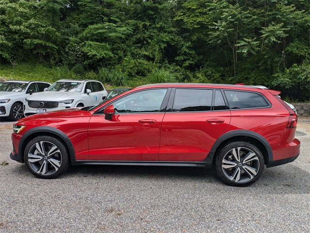 Certified 2024 Volvo V60 B5 Cross Country Plus image 4