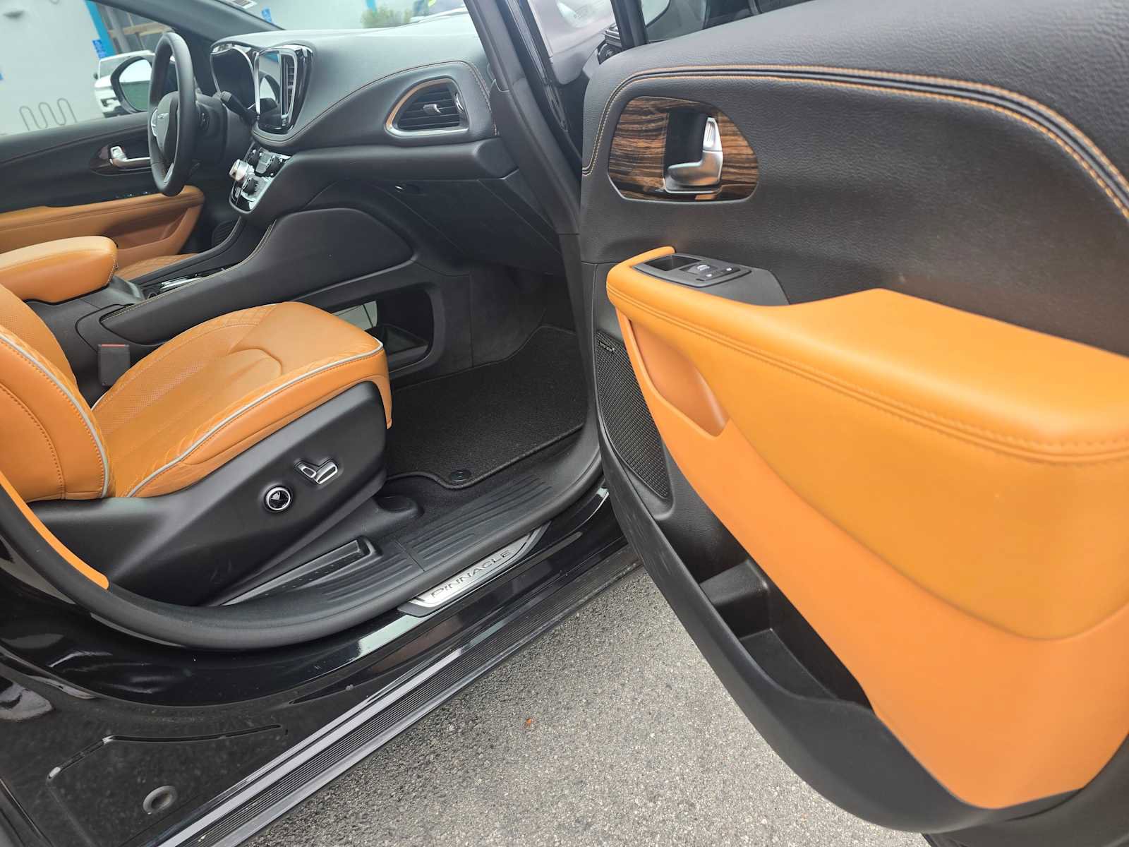 Used 2023 Chrysler Pacifica Pinnacle image 18