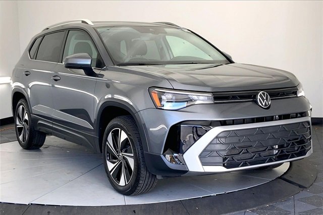 Used 2025 Volkswagen Taos SE w/ Panoramic Sunroof Package