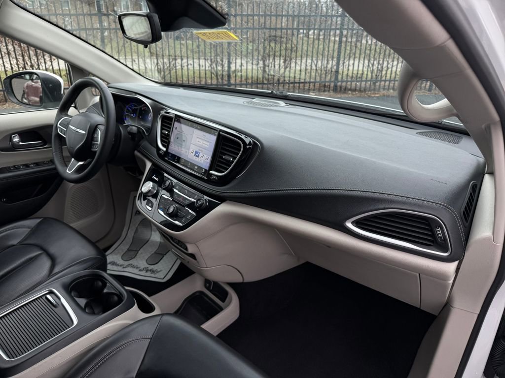 Used 2023 Chrysler Pacifica Touring-L image 12