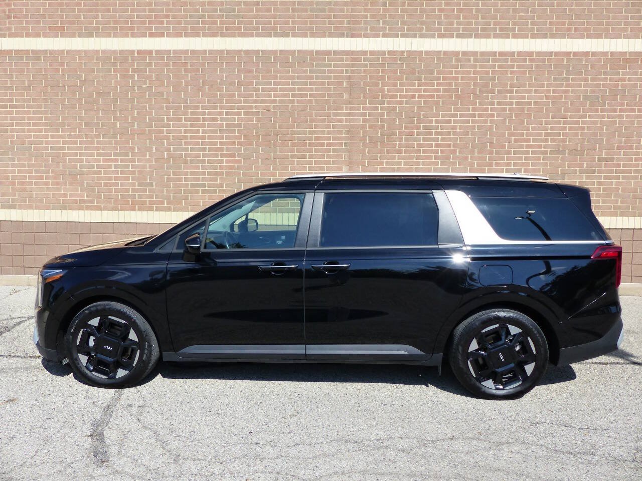 Used 2025 Kia Carnival EX FWD image 6