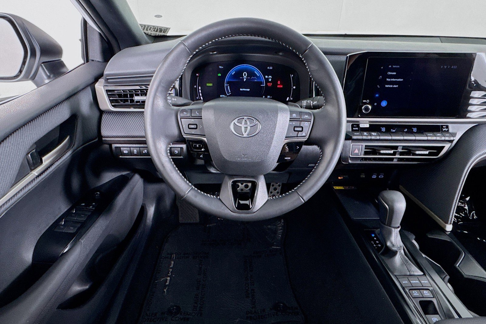 Used 2025 Toyota Camry SE w/ Convenience Package image 4