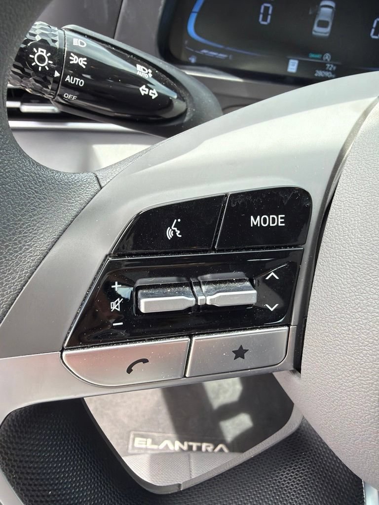 Used 2025 Hyundai Elantra SE FWD image 14