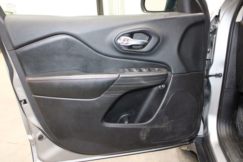 Used 2016 Jeep Cherokee Trailhawk image 14