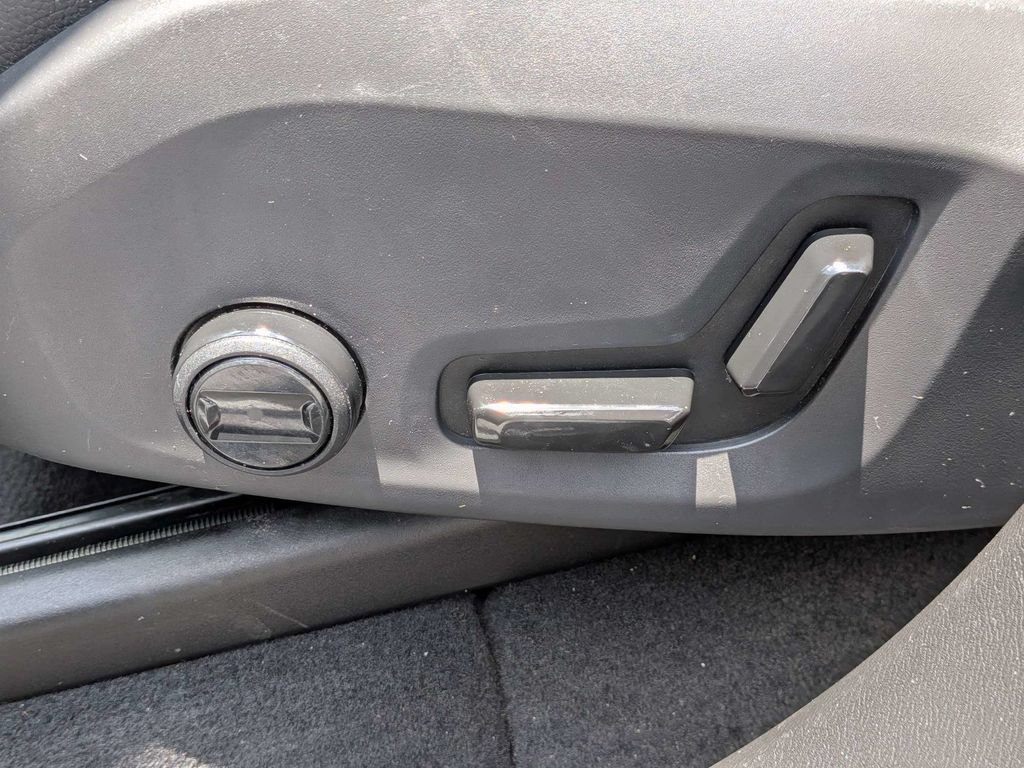 Used 2019 Volvo XC60 T5 Momentum FWD image 25