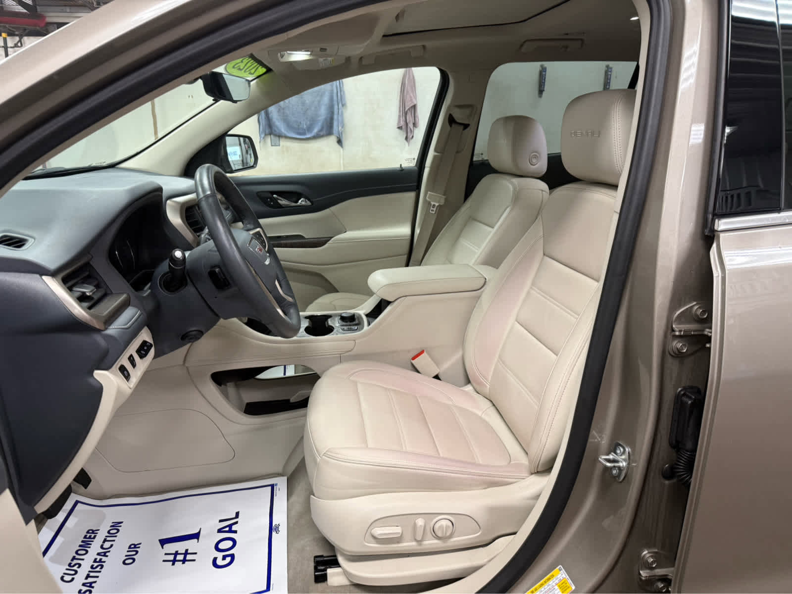 Used 2023 GMC Acadia Denali w/ Denali Technology Package image 9