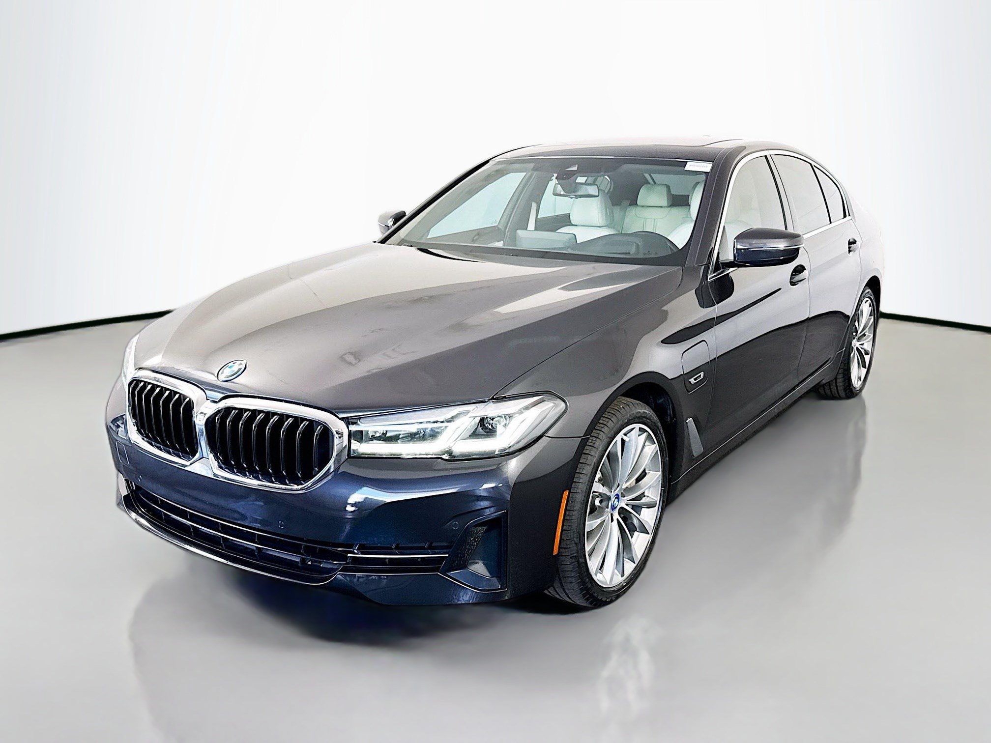 Used 2023 BMW 530e w/ Executive Package RWD image 4