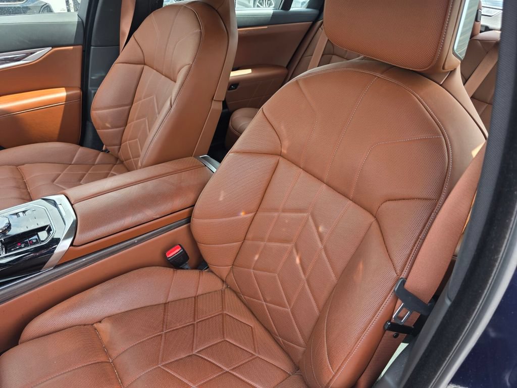 Certified 2023 BMW 760i xDrive AWD/4WD image 9