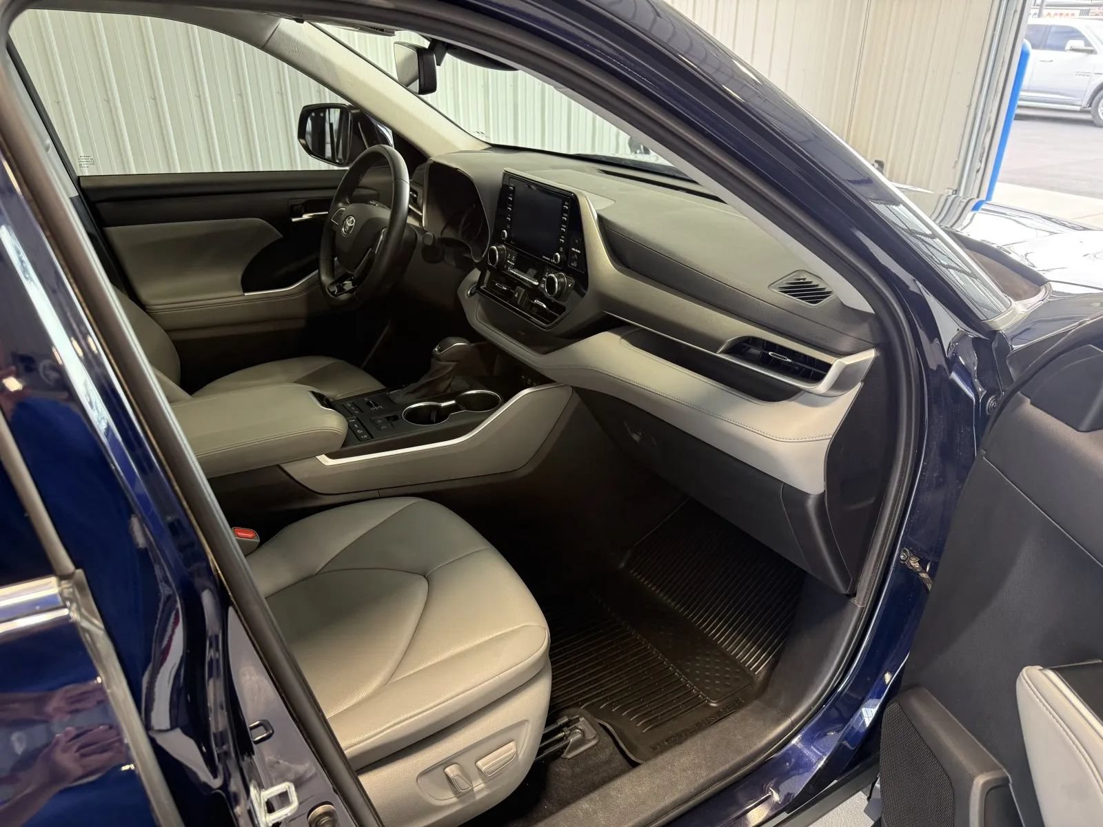 Used 2021 Toyota Highlander XLE AWD/4WD image 27