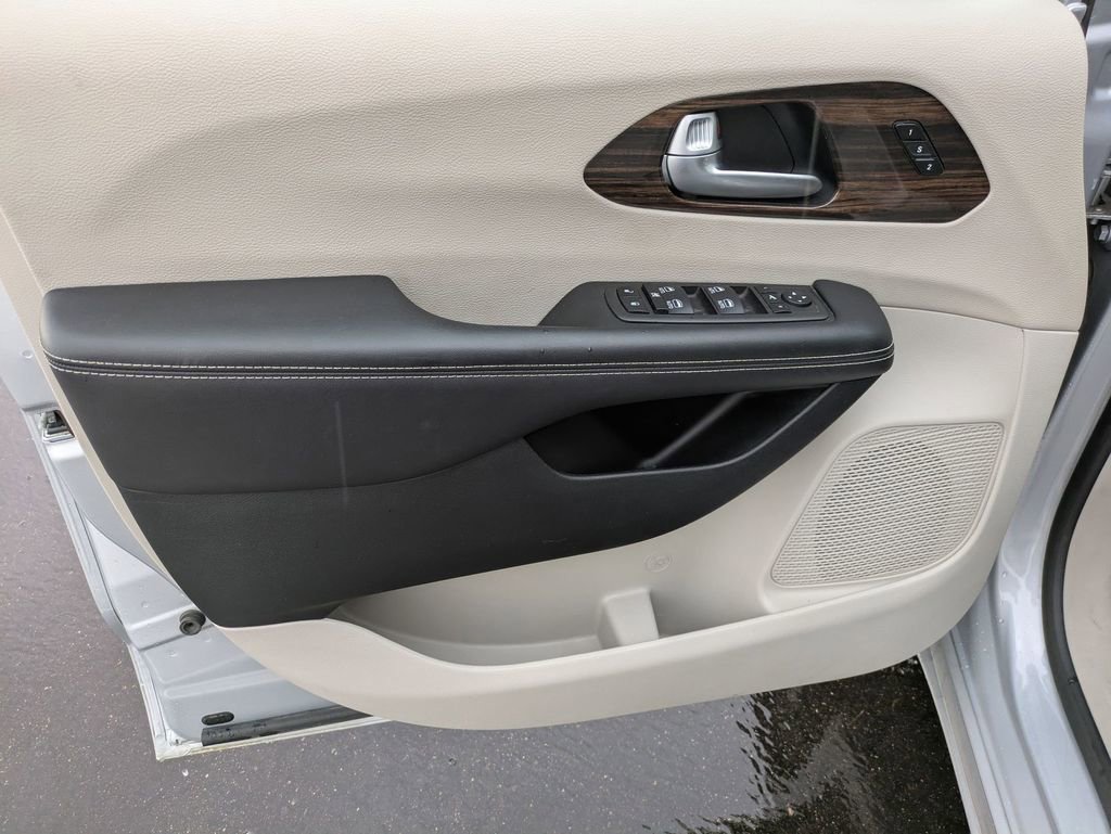 Used 2023 Chrysler Pacifica Limited image 10