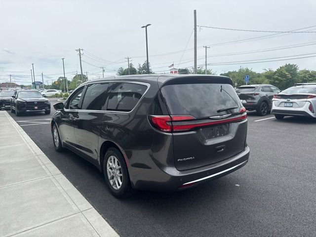 Used 2023 Chrysler Pacifica Touring-L FWD image 6