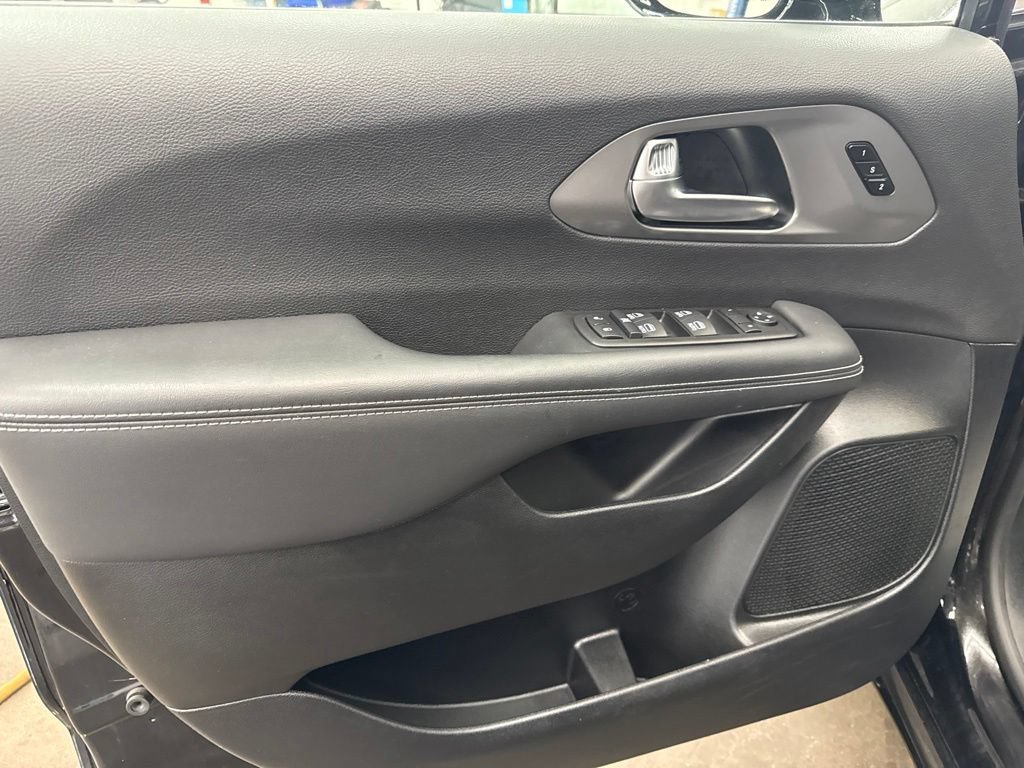 Used 2026 Chrysler Pacifica Select FWD image 23
