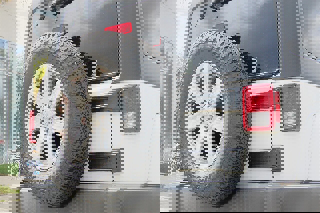 Used 2018 Jeep Wrangler Unlimited Sahara w/ Connectivity Group image 8