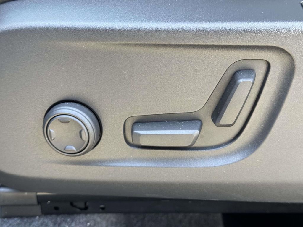 Certified 2026 Volvo XC40 B5 Plus w/ Protection Package Premier image 18