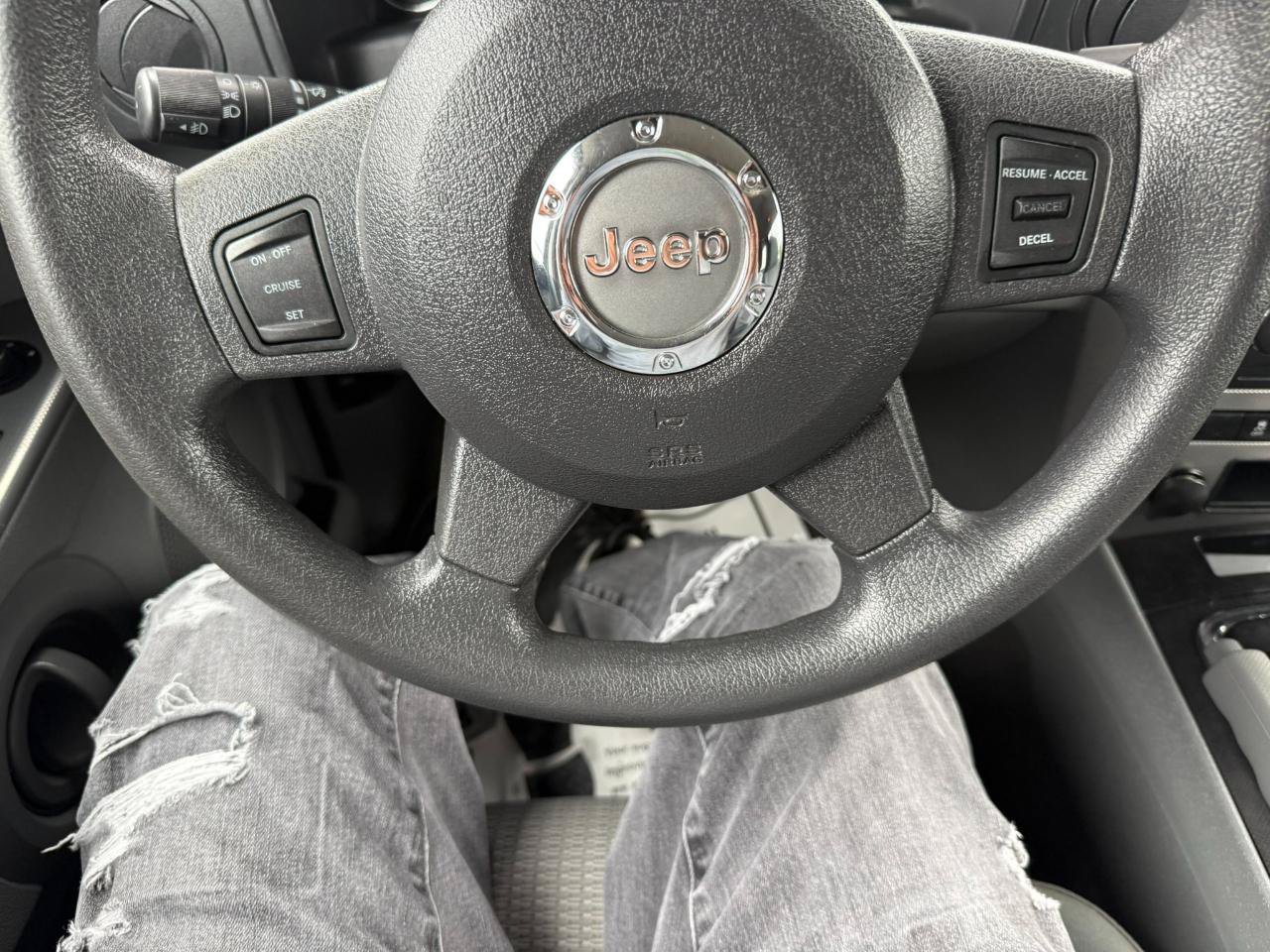 Used 2007 Jeep Commander Sport w/ Trailer Tow Group IV AWD/4WD image 8