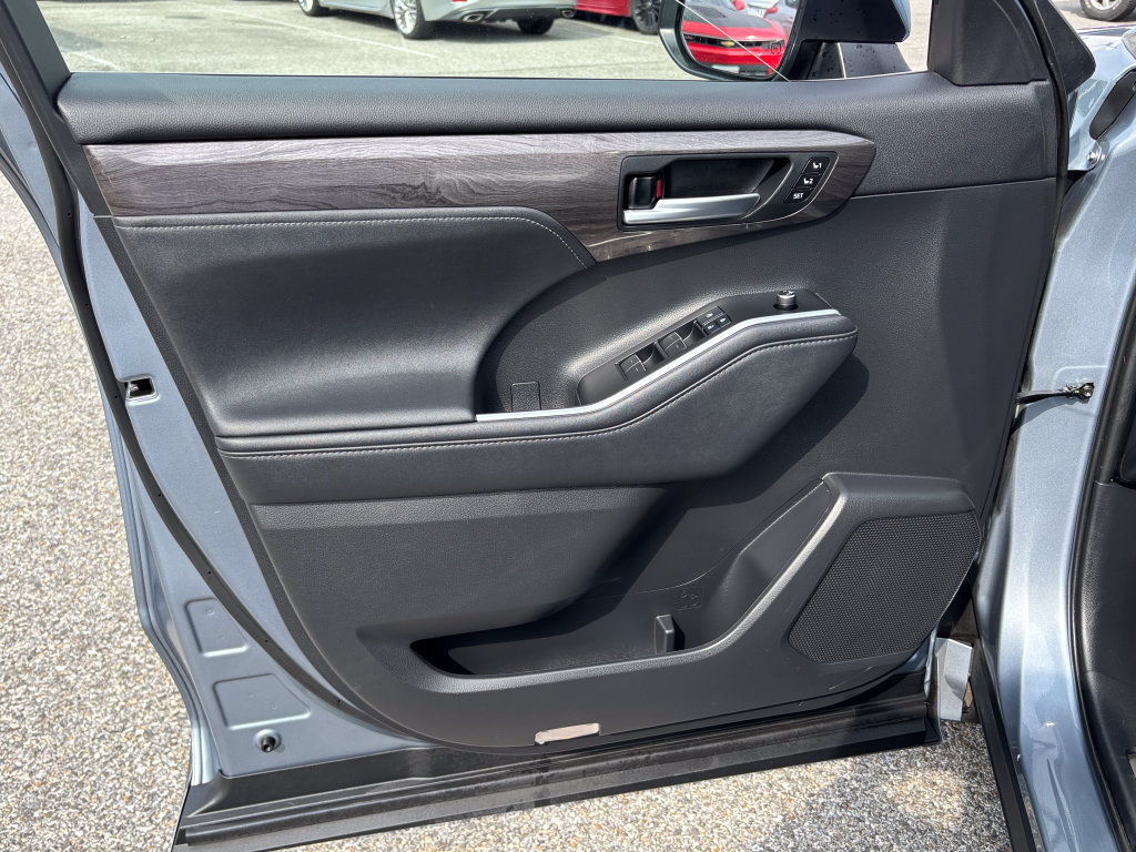 Certified 2021 Toyota Highlander Platinum AWD/4WD image 19