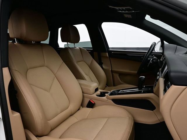 Certified 2023 Porsche Macan image 16