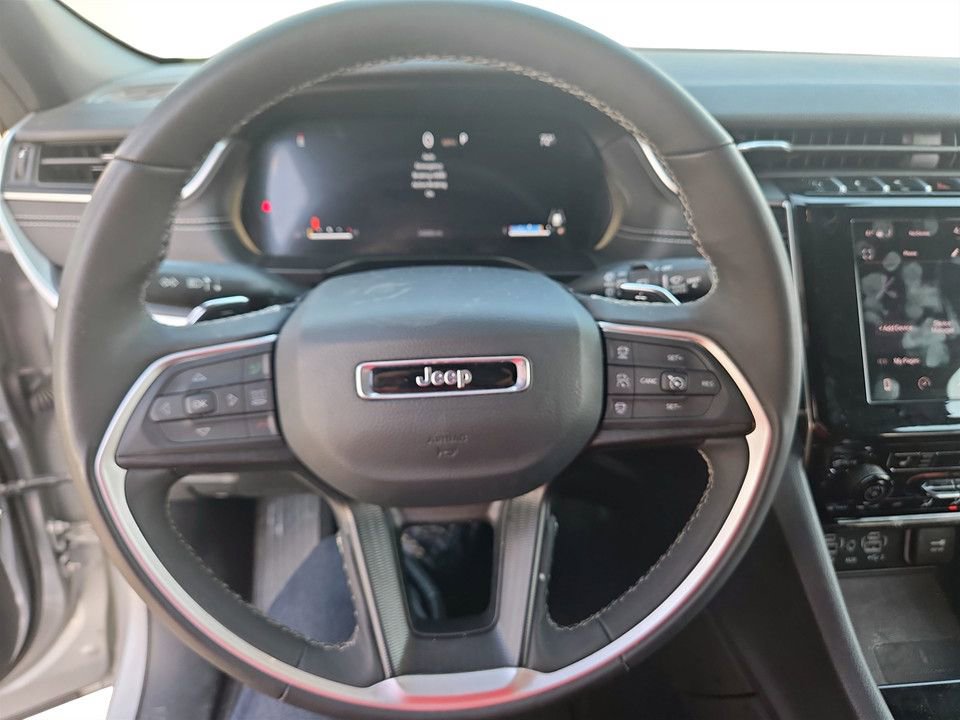 Used 2025 Jeep Grand Cherokee Altitude AWD/4WD image 14