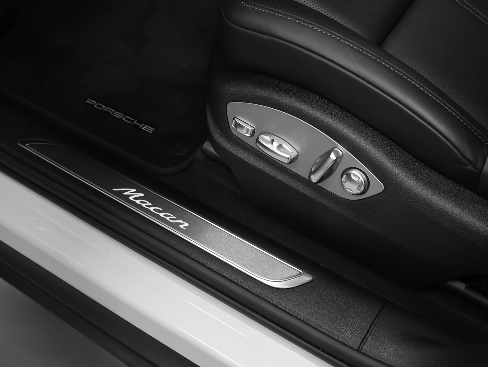 Certified 2026 Porsche Macan image 30