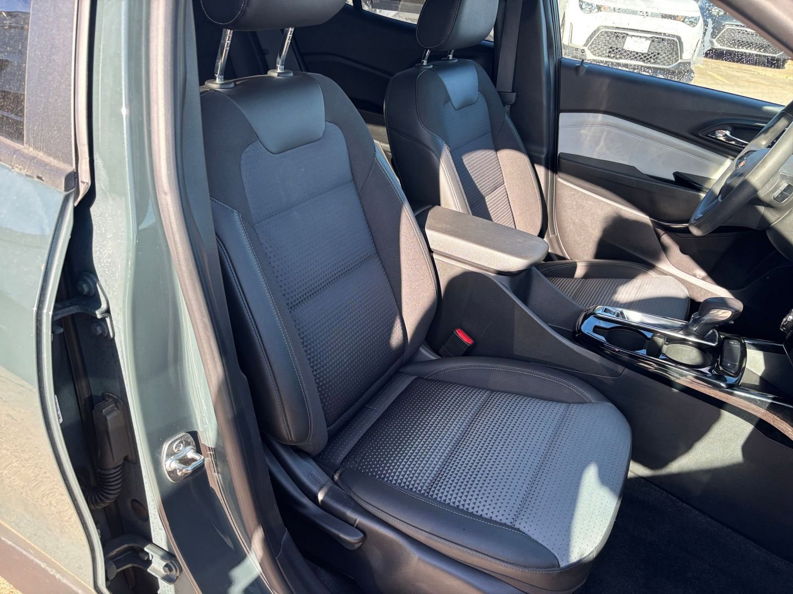 Used 2025 Chevrolet Trax LT FWD image 35