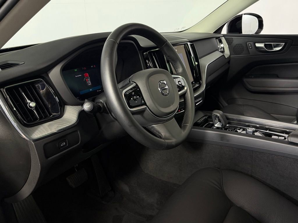 Used 2025 Volvo XC60 B5 Plus image 27