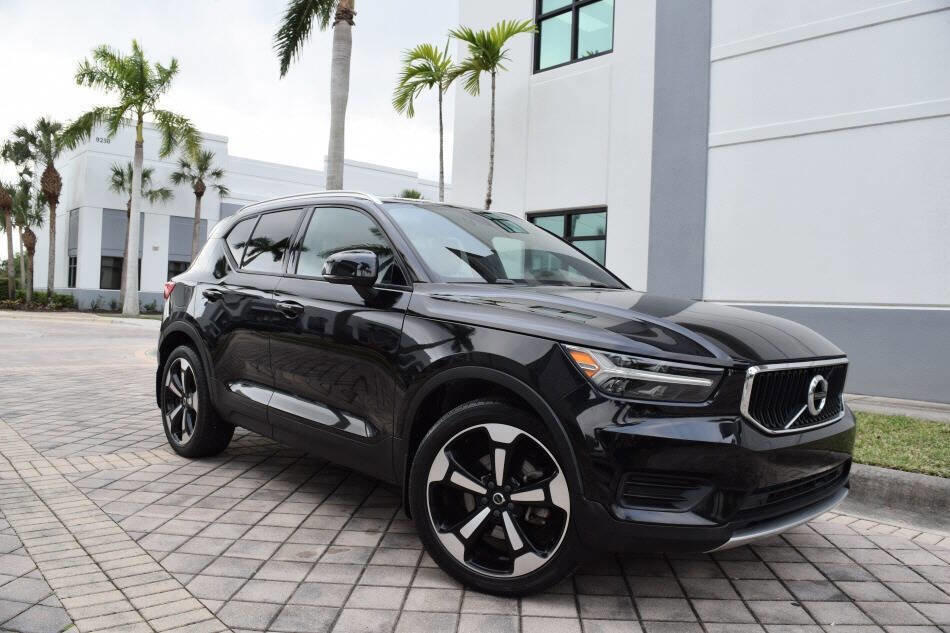 Used 2020 Volvo XC40 T5 Momentum w/ Protection Package Premier image 1
