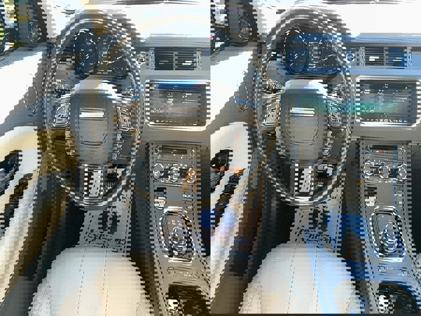 Used 2018 Land Rover Range Rover Evoque SE Premium image 16