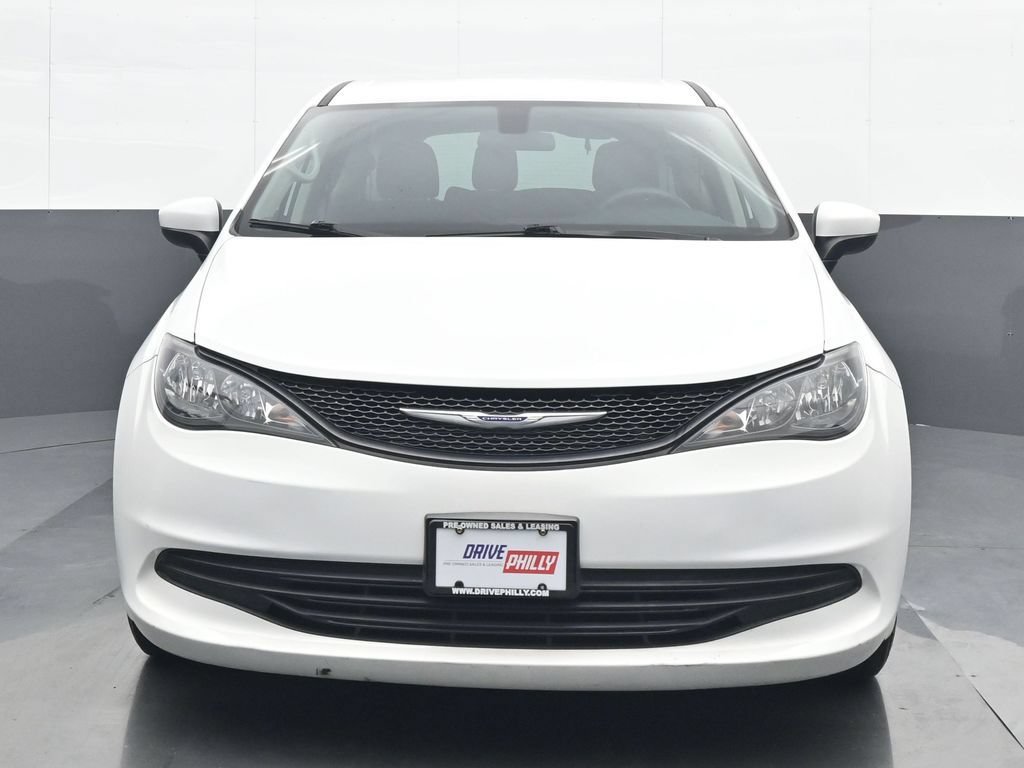Used 2020 Chrysler Voyager L FWD image 1