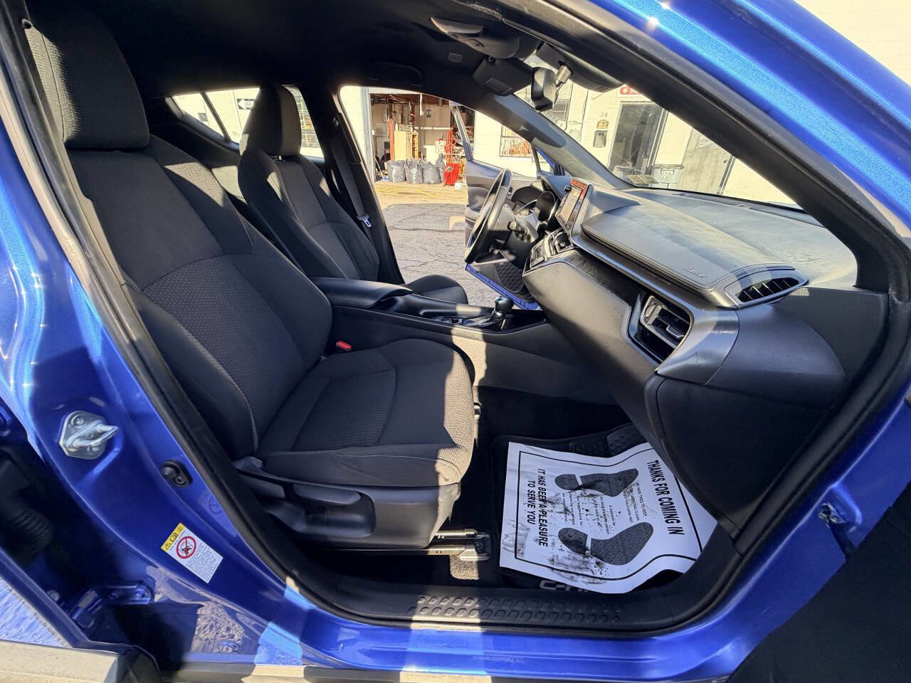 Used 2018 Toyota C-HR XLE 4dr Crossover image 40