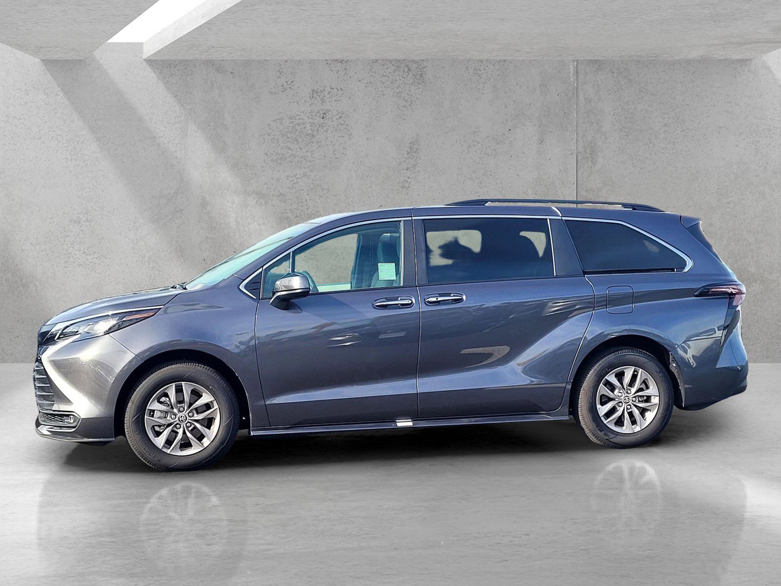 Used 2025 Toyota Sienna XLE image 7