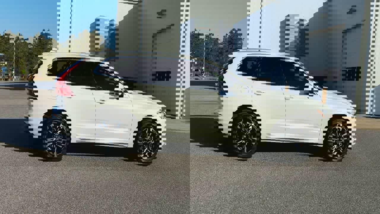 Used 2021 Volvo XC60 T5 Momentum image 9