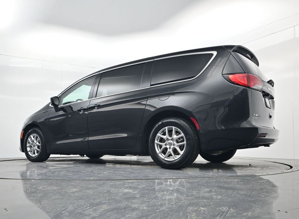 Used 2023 Chrysler Voyager LX image 45