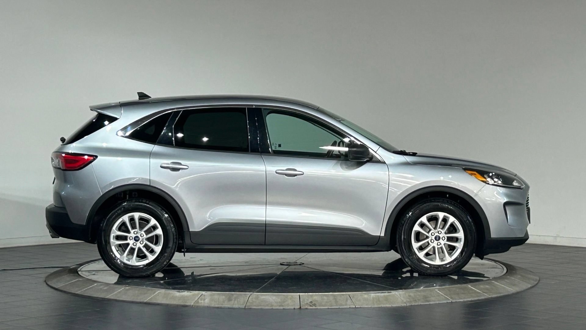 Used 2022 Ford Escape SE w/ Cold Weather Package FWD image 11