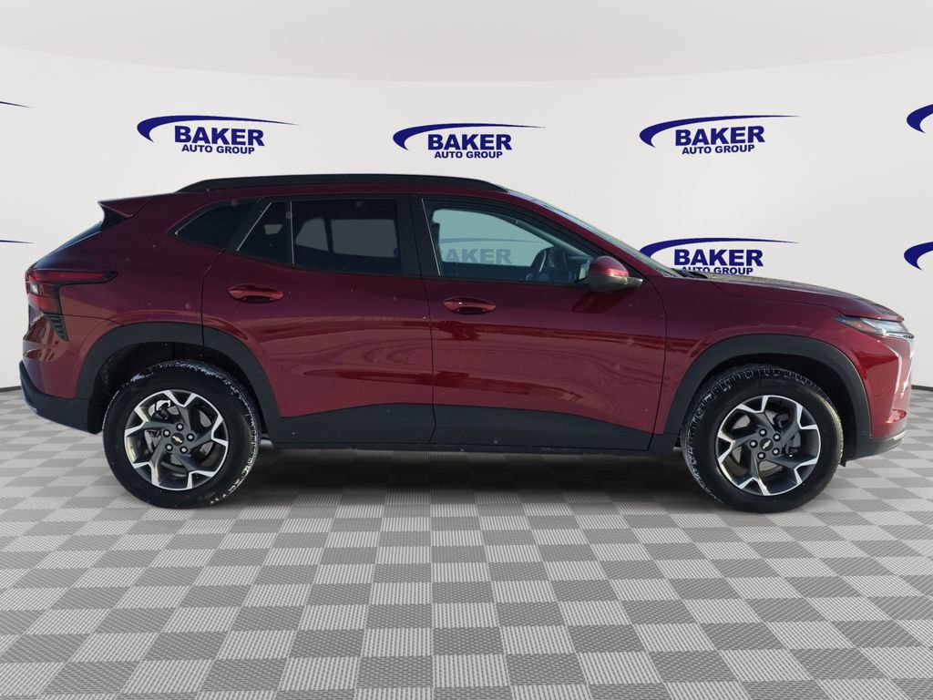 Used 2025 Chevrolet Trax LT w/ LT Convenience Package image 4