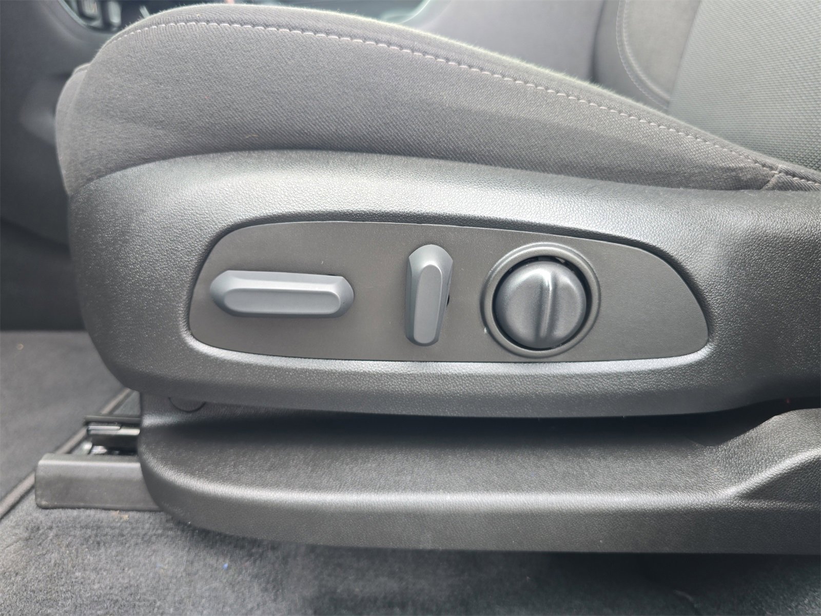 Used 2023 Chevrolet Traverse LT w/ Rear Camera Mirror Package image 16