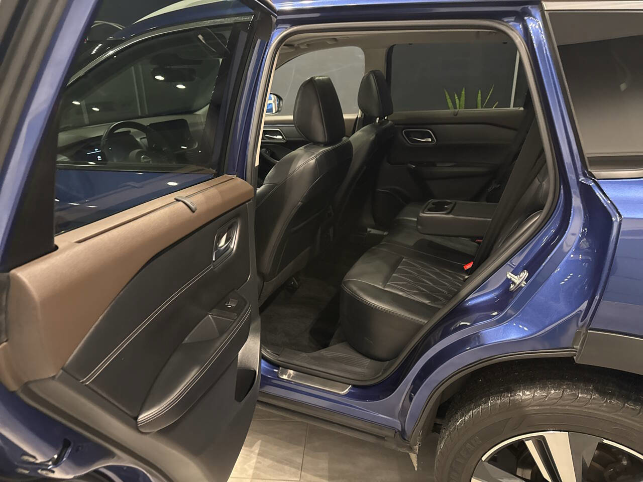 Used 2022 Nissan Rogue Platinum w/ Head-Up Display Package image 32