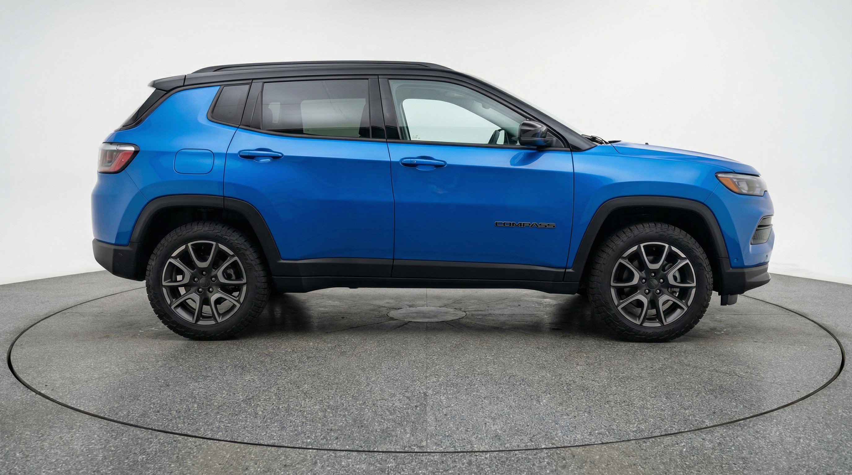Used 2025 Jeep Compass Trailhawk AWD/4WD image 11
