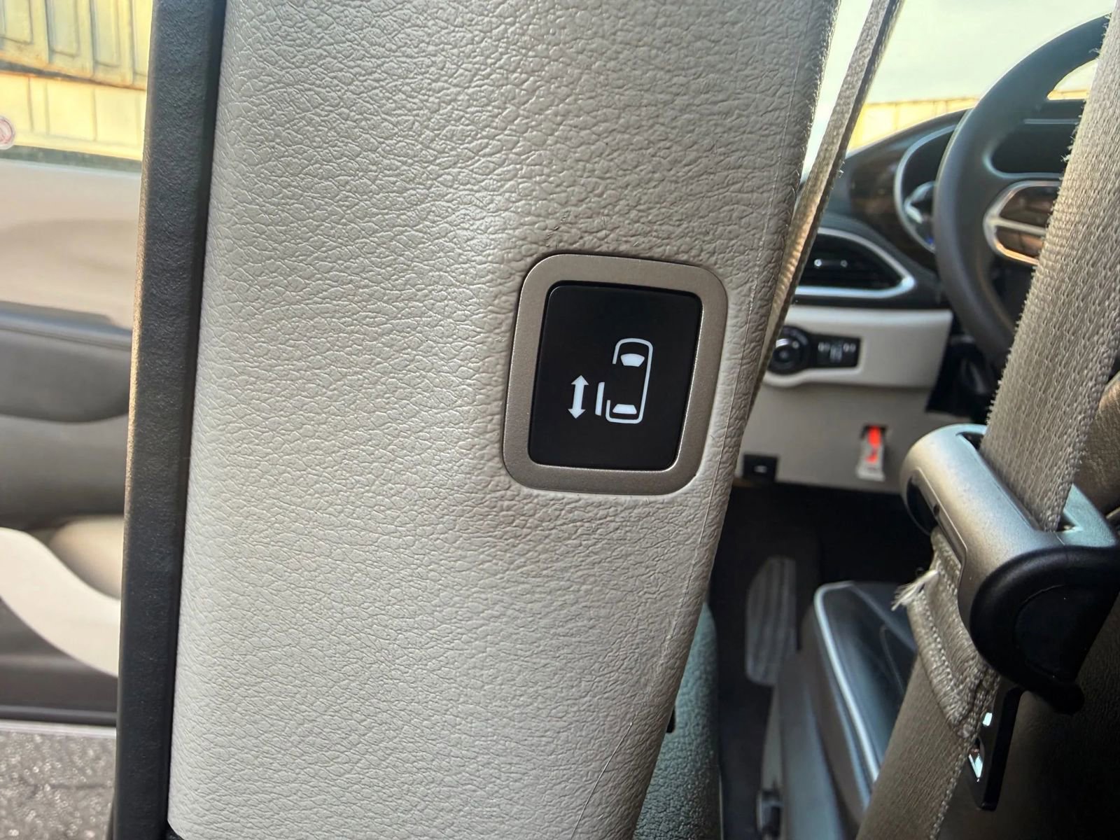 Used 2023 Chrysler Pacifica Limited image 32