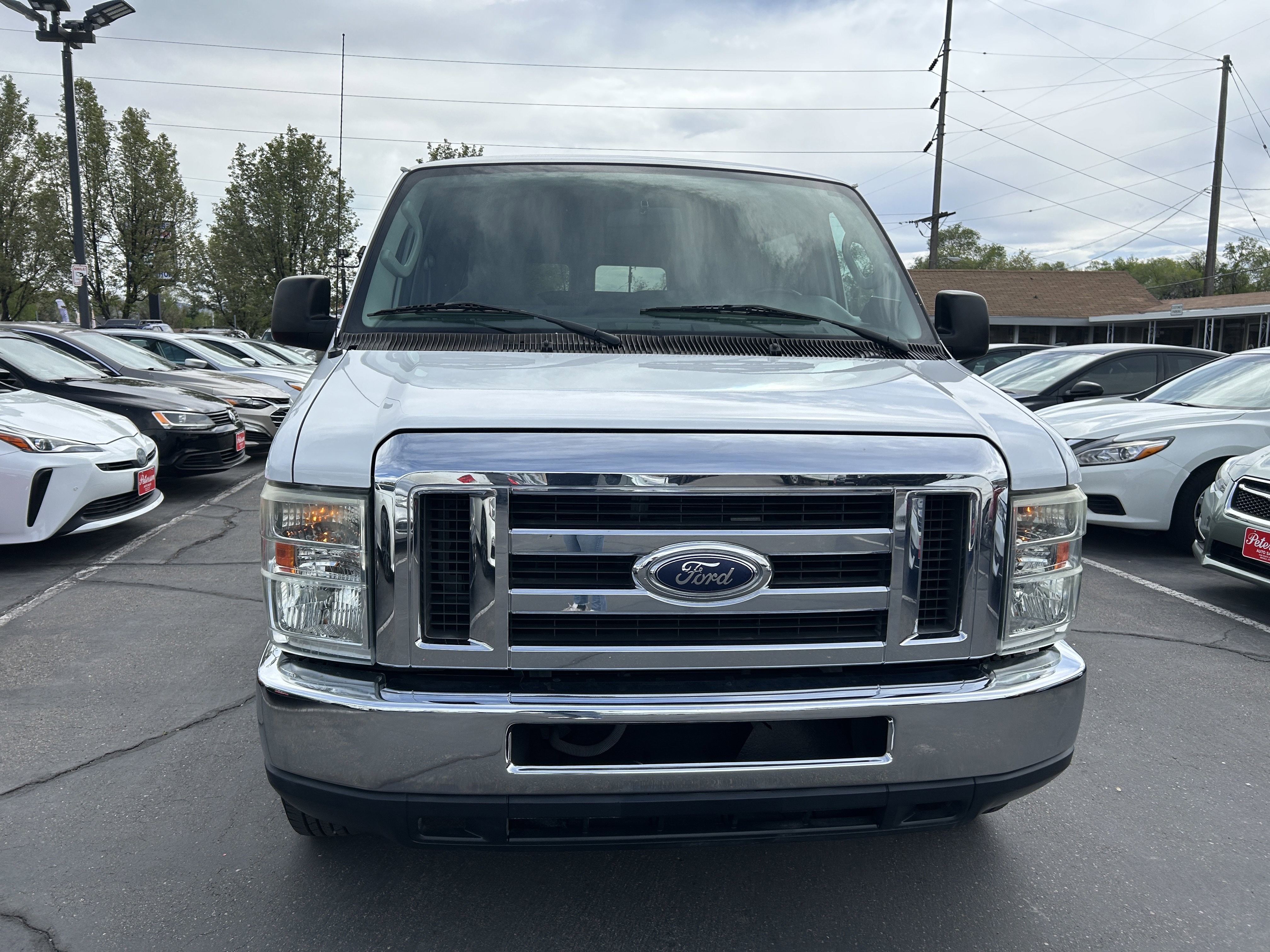 Used 2011 Ford E-350 and Econoline 350 XLT RWD image 3